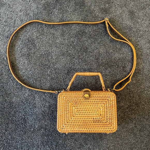 Elegant Tan Woven Handbag - Picture 1 of 7